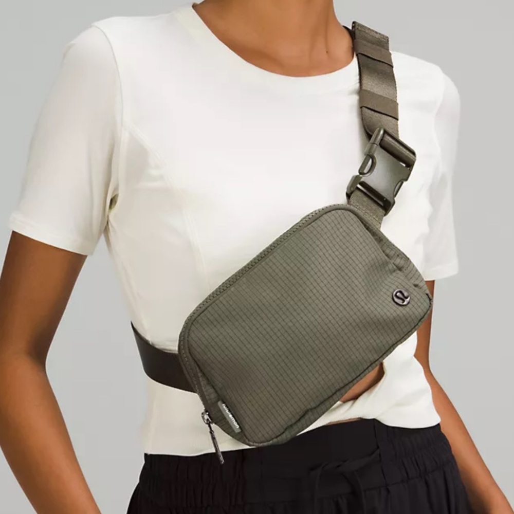Lululemon Everywhere Belt Bag